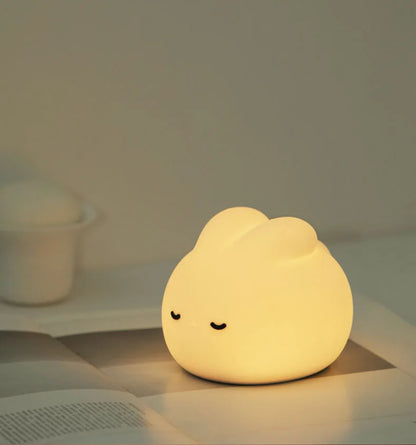 Veilleuse Lapin Assis – Lampe LED en Silicone Doux Rechargeable USB