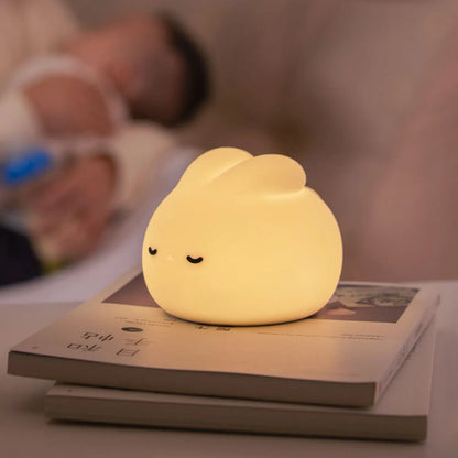 Veilleuse Lapin Assis – Lampe LED en Silicone Doux Rechargeable USB