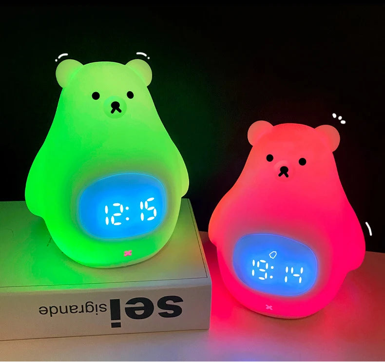 Veilleuse Réveil Ours LED en Silicone – Lumière douce, horloge intégrée et rechargeable USB