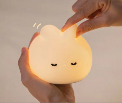 Veilleuse Lapin Assis – Lampe LED en Silicone Doux Rechargeable USB