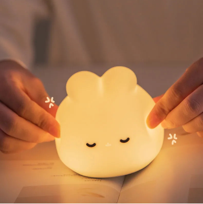 Veilleuse Lapin Assis – Lampe LED en Silicone Doux Rechargeable USB