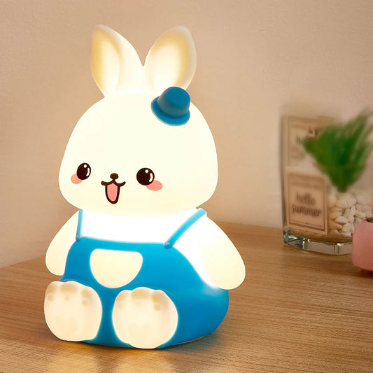 Veilleuse Lapin en Salopette – Lampe LED en Silicone Doux Rechargeable USB